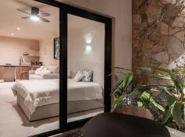 Romantic Getaway Suite w-Private Terrace