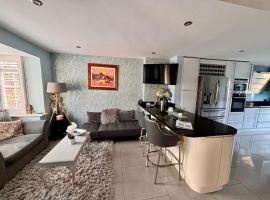 Camberley Retreat With Paws and Parking，位于桑赫斯特的酒店