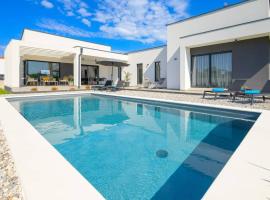 Lakeside Luxury Retreat in the Heart of Tushemisht，位于Tushemisht的酒店