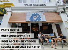 The Manor by Mingle - Poolside Access Next Door，位于吉隆坡的青旅