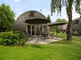 Kugelhaus Kia - Modernes Kugelhaus mit klarer Linie und Naturbezug am Tollensesee