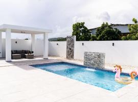 La Vecchia Village Spacious Private Pool Area，位于瓜亚马的酒店