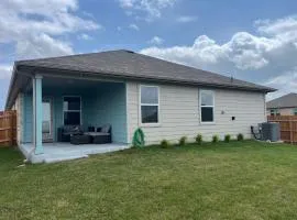 New 4BR Walk to Community Pool & Playground