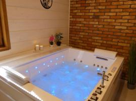 Dom z jacuzzi，位于Sztabin的酒店