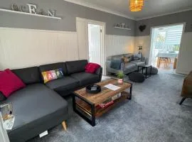 Ocean Cottage, Ferring - seaside cottage moments from the beach and Bluebird cafe