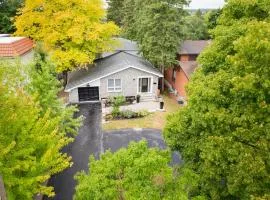 Furnished Family Home near Toronto - Great Location Game Room - Backyard - Parking & Self Checkin