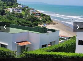 Oceanfront Apartment 2BR 2BA at Jama Campay includes Resort Access，位于哈马的酒店