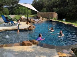 Bluebird Hill and Star Suite home，位于Utopia的酒店