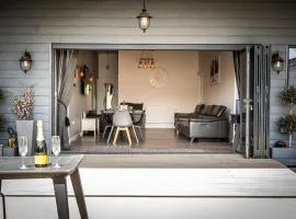 LIONHEART LARGE LUXURY ACCESSIBLE LODGE - Sleeps 12 ,Dog Friendly,Near Sherwood Forest at Fairview Farm Nottingham great for Family Gatherings ,Groups ,Parties