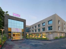 Regenta Place Ahmedabad，位于艾哈迈达巴德的带停车场的酒店