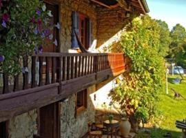 伏特坦普思酒店，位于Saint-Marcel-dʼUrf&eacute;的带泳池的酒店