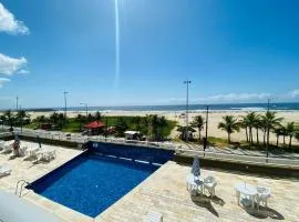 Apartamento com varanda e vista para o mar, em frente à praia de Caiobá