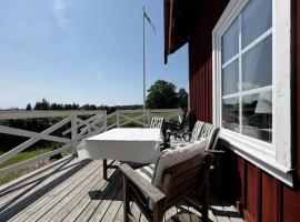 Charming holiday home with views of the landscape and close to Lake Vättern，位于尤城的酒店
