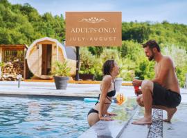 Resort TimAJA - pool, massage pool, sauna，位于Trebnje的酒店