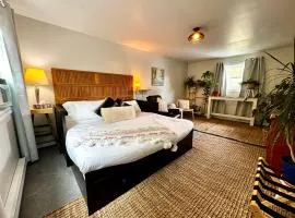 NookSide Nest 1 bedroom Upstairs suite King, Kitchenette, Parking