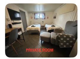 Private room with shared bathroom and kitchen，位于Ödkarby的酒店