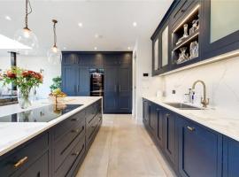 Designer 6-Bed Putney Home with AC，位于Putney的酒店