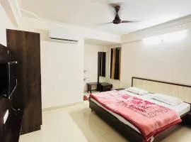 Hotel Chandram - 450mtr I 10min walking from ShreeNath Ji temple Nathdwara 966o9o1oo6