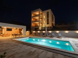 Luxury apartments Villa Wood with spa and heated pool NEW，位于Šumećani的酒店