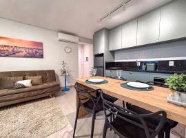 Flat Completo c/ Piscina e Garagem，位于布吕斯克的酒店