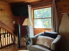 Mountain Tranquility Romantic-Hot Tub-Cabin -View，位于海伦的酒店