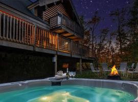 LOG CABIN w HOT TUB, BEACH access, near of TREMBLANT，位于Labelle的酒店