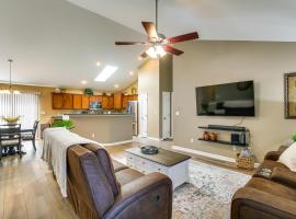 Bar, Pool Table and Yard! Spacious Union Home，位于Pohlman Mill的酒店