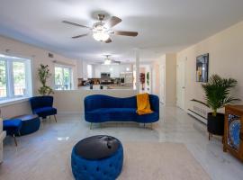 Huge Pocono Dreamhouse 4 bedrooms 12 guests，位于Blakeslee的酒店