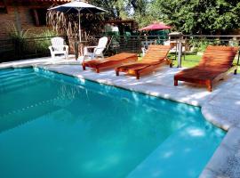 Caba&ntilde;a en el centro La Casona，位于米娜克拉韦罗的带停车场的酒店