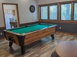 Walk to K-State, Sleeps 12, Pool Table, Hot Tub