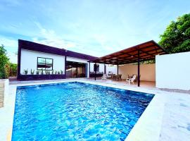 Villa Santy Paraiso lujoso & Privado，位于里考尔特的酒店