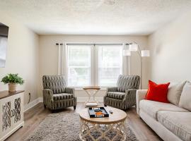 2BR 2BA Renovated Condo under 1 mile to Toomers，位于奥本的酒店