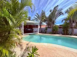 Manta Stays Resort-Style Tropical Oasis