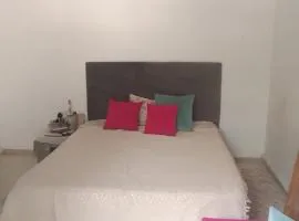 chambre spacieuse avec coin salon dans un quartier chic et calme de Tunis