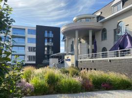 Hotel Acropolis " Op het sportiefste park van de kust "，位于米德尔克尔克的酒店