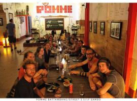 Pomme Hostel Restaurant & Bar - Private Sleeping Cabins，位于马德望的酒店