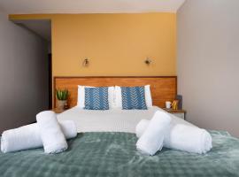 Tricky's at The Tolgus Inn, Redruth - Free WiFi - Free Parking，位于雷德鲁斯的酒店