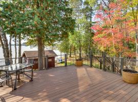 Less Than 1 Mi to Trails Wooded Home on Eagles Nest Lake!，位于Tower的酒店