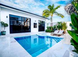 Bangkok Luxury Private Pool & Jacuzzi Villa , Daily Maid，位于Bang Bua Thong的带泳池的酒店