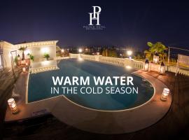 Palace Hotel Desenzano，位于代森扎诺-德尔加达的带停车场的酒店