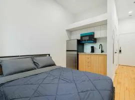 Cozy Studio Near Downtown Montreal with Parking