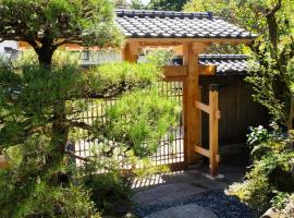 春日光 HaruNikko Guesthouse - Traditional Japanese Guesthouse with Japanese Garden，位于日光的酒店