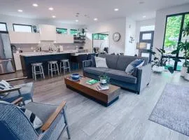 3 bed 3 bath Modern Luxury Home with Hot Tub and Rooftop Patio