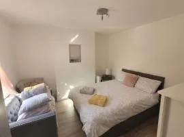 Apt - Sleeps 4 5 - Garden - Parking