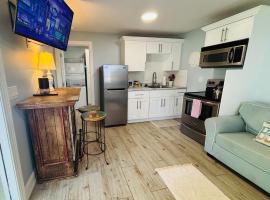 Seahorse - Tiny Home 1.2 Mi, 2 Beach Kitchen W & D Queen Bed，位于博尼塔斯普林斯的小屋