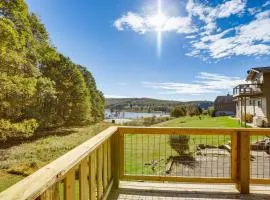 Walk to Alpine Lake Terra Alta Cabin with Deck