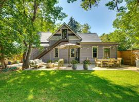 Downtown Walkability - The Purple House，位于Berthoud的酒店