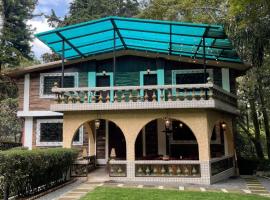 Casa del Bosque - Hermosa y Cálida Cabaña en Huitzilac - 22 huéspedes，位于Huitzilac的酒店