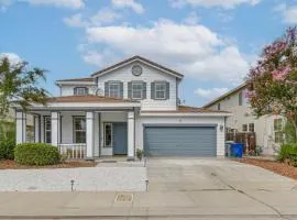 7 Mi to Lake Yosemite Family Home with Fenced Yard