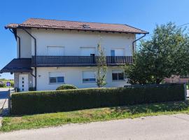 Apartments with a parking space Vrbovec, Prigorje - 22922，位于Vrbovec的酒店